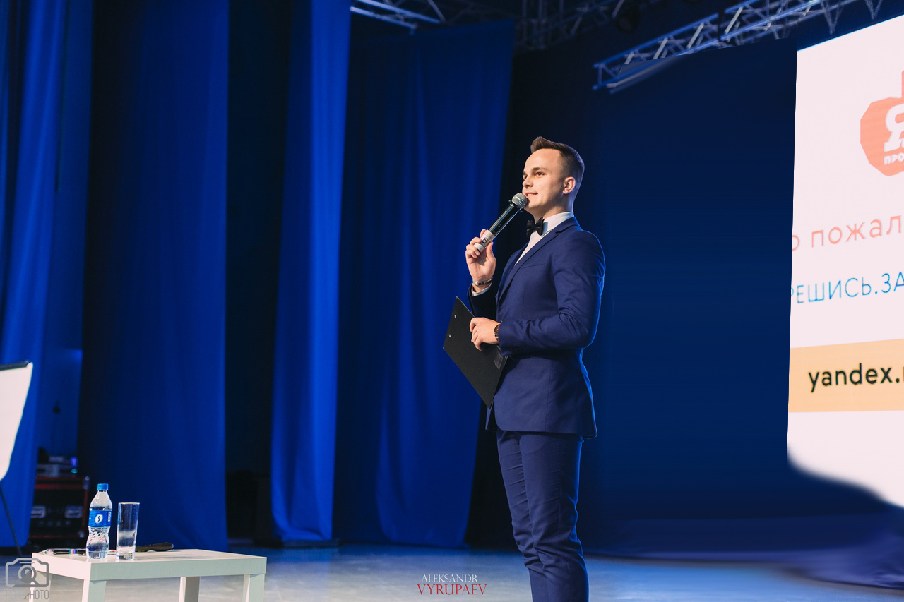 Ведущий концерта Евгений Токарь