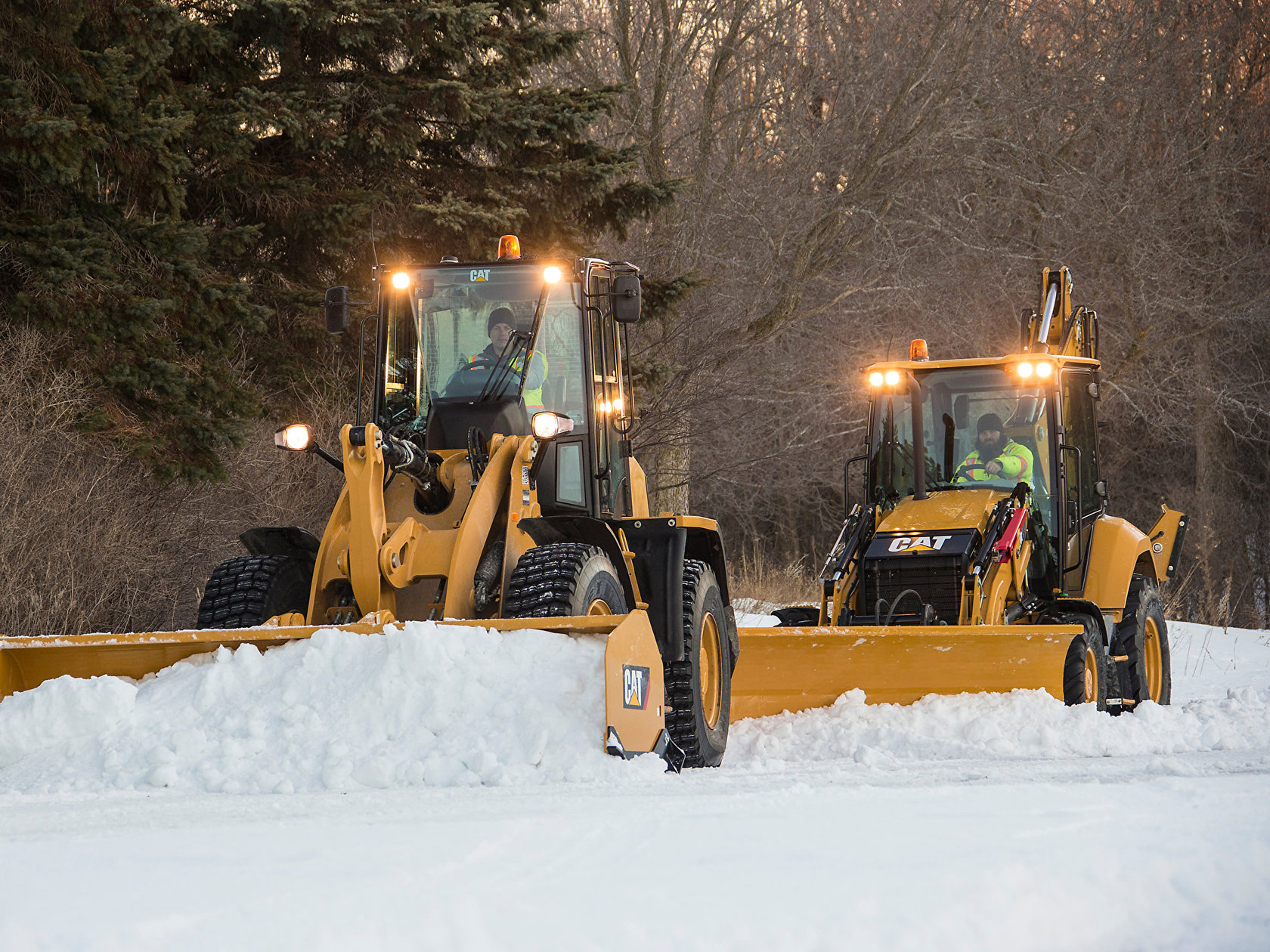 Погрузчик для снега. Caterpillar 900 погрузчик. Мини погрузчик JCB 135 уборка снега. JCB Fastrac уборка снега. Расчистка снега трактором.