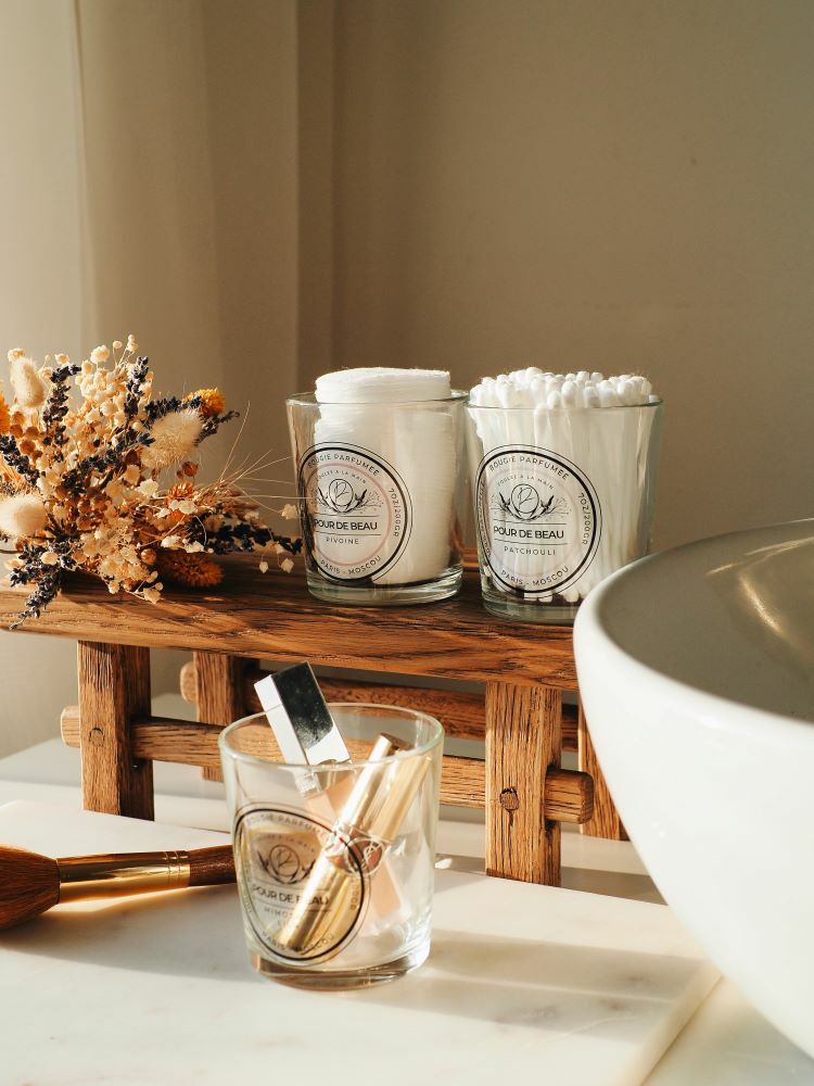 организация ванной комнаты с помощью стеклянных стаканчиков