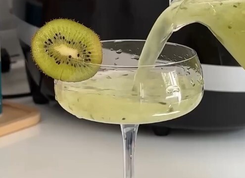 Приготовление лимонада с киви и лимоном: шаг 8