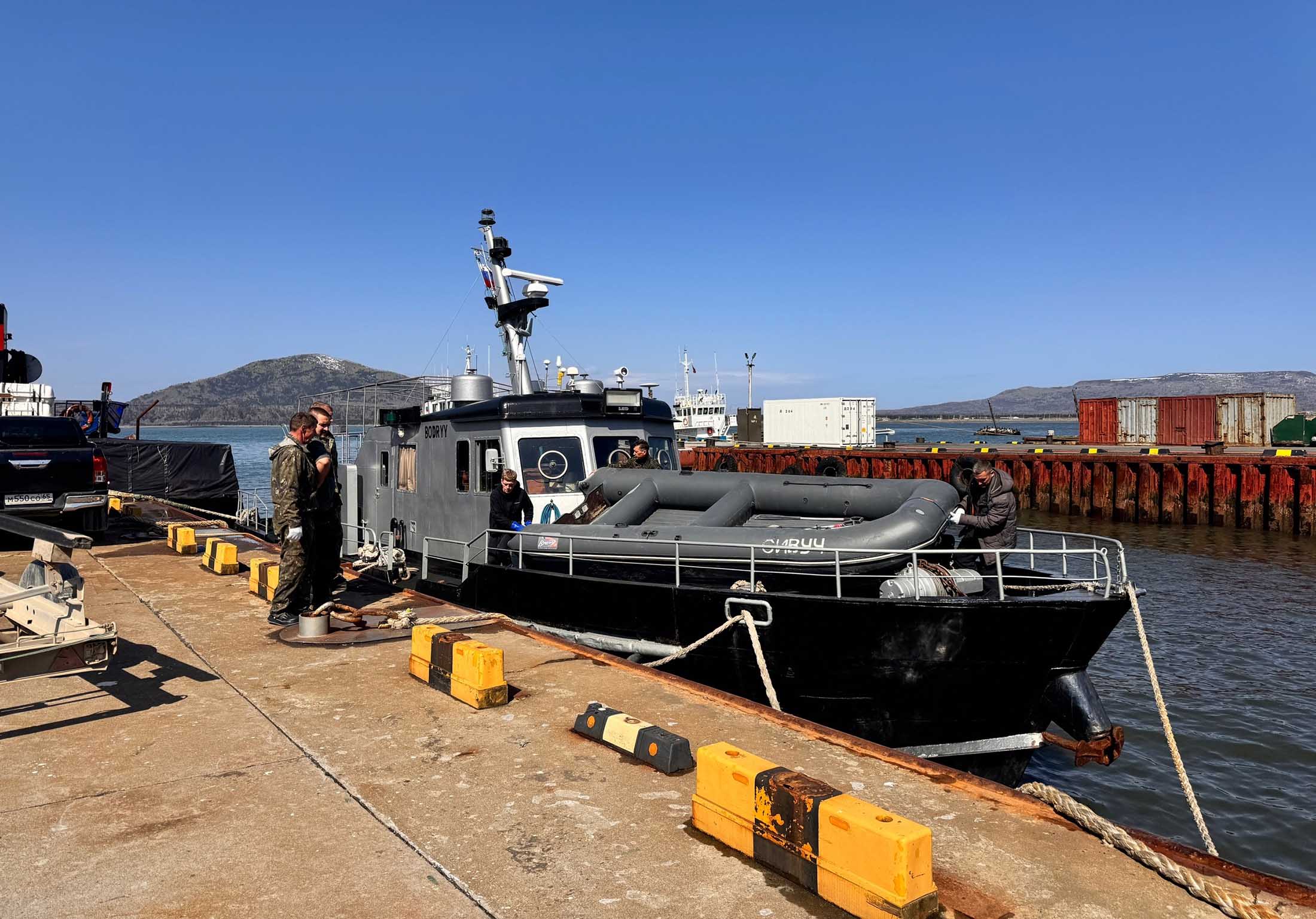 Подготовка к выходу в море, Южно-Курильский порт, о. Кунашир. 22.04.2026. Автор фото: Мария Наумова.