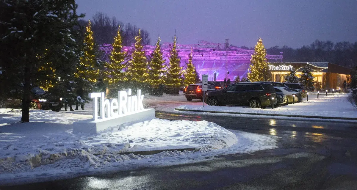 The Rink в Сколково зимой: вечерняя подсветка и павильон