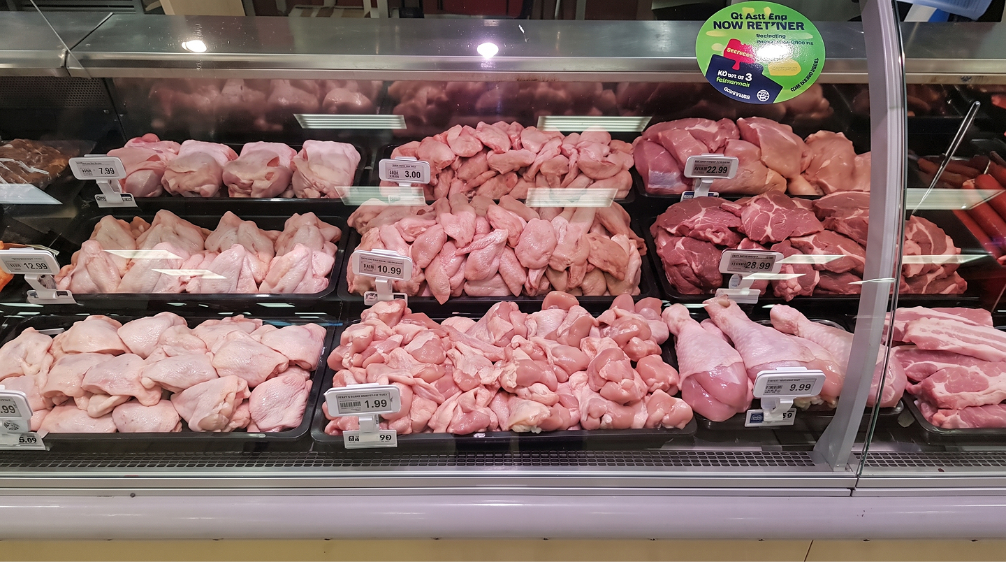 Витрина с выложенной мясной продукцией