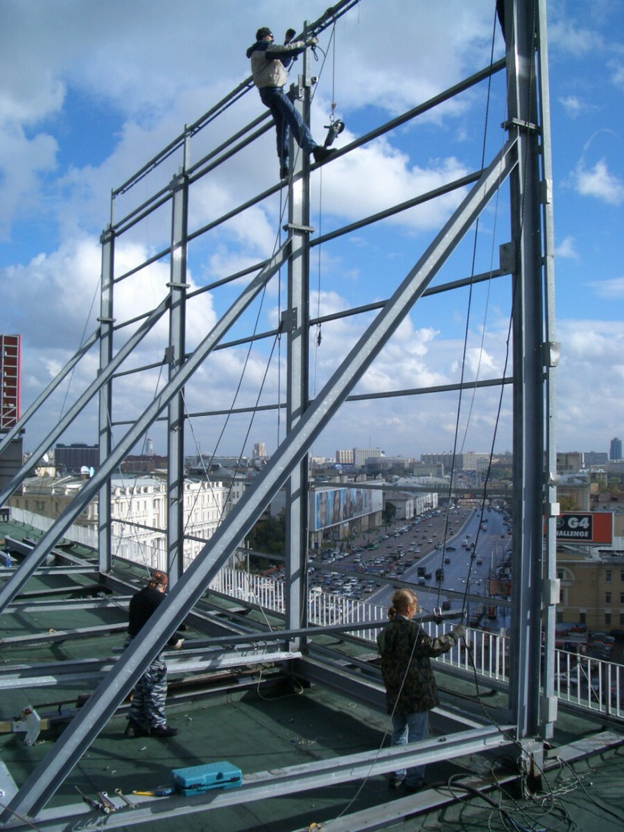 1м 2. Лестница с люлькой для навески на фермы. Чертежи усиления металлической балки. Крепление строительных лесов 12х160. Металлические конструкции.