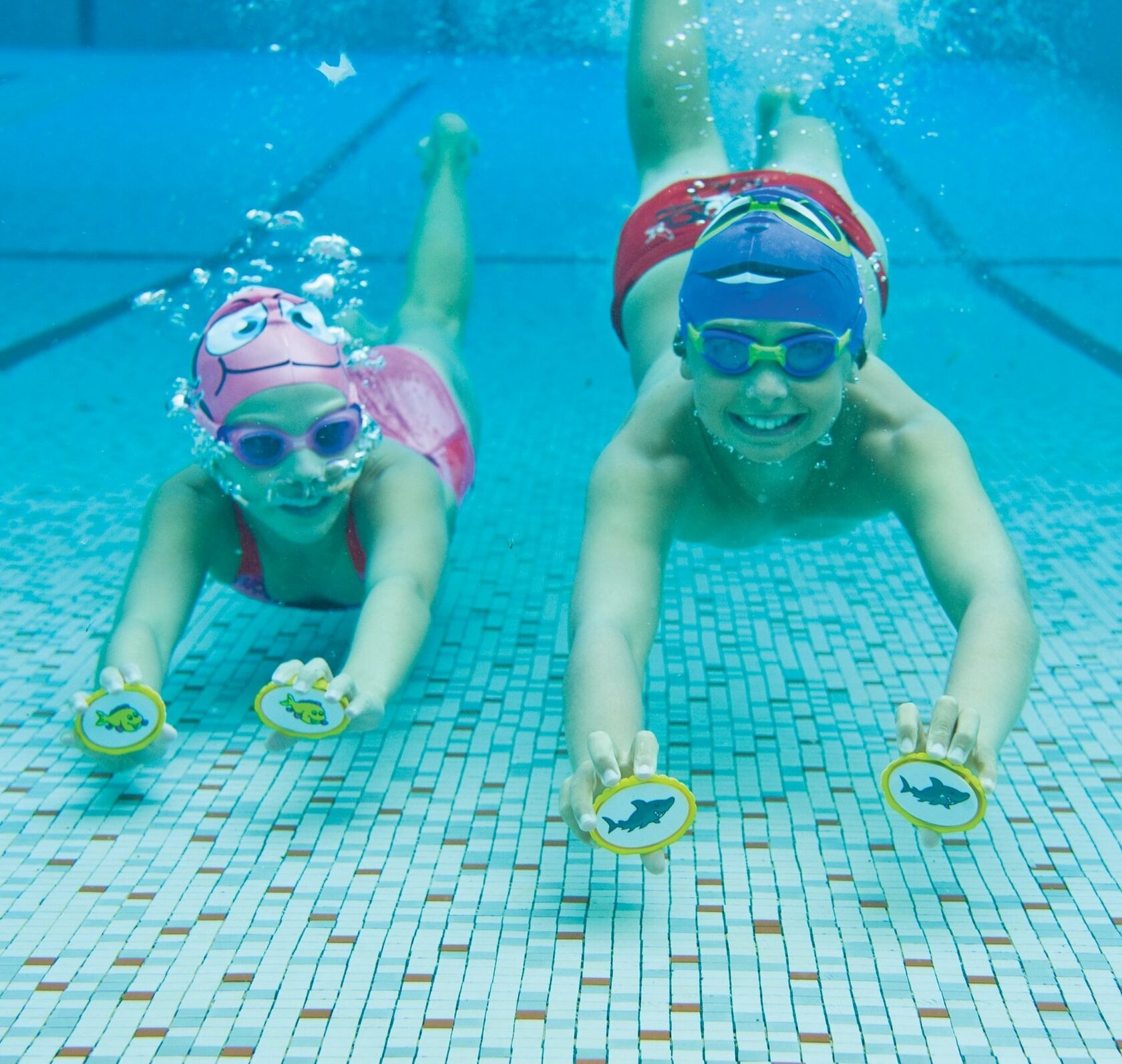 хобби плавание. плавание мальчики. девушка плывет в бассейне. увлекаюсь плаванием. увлекаюсь плаванием.