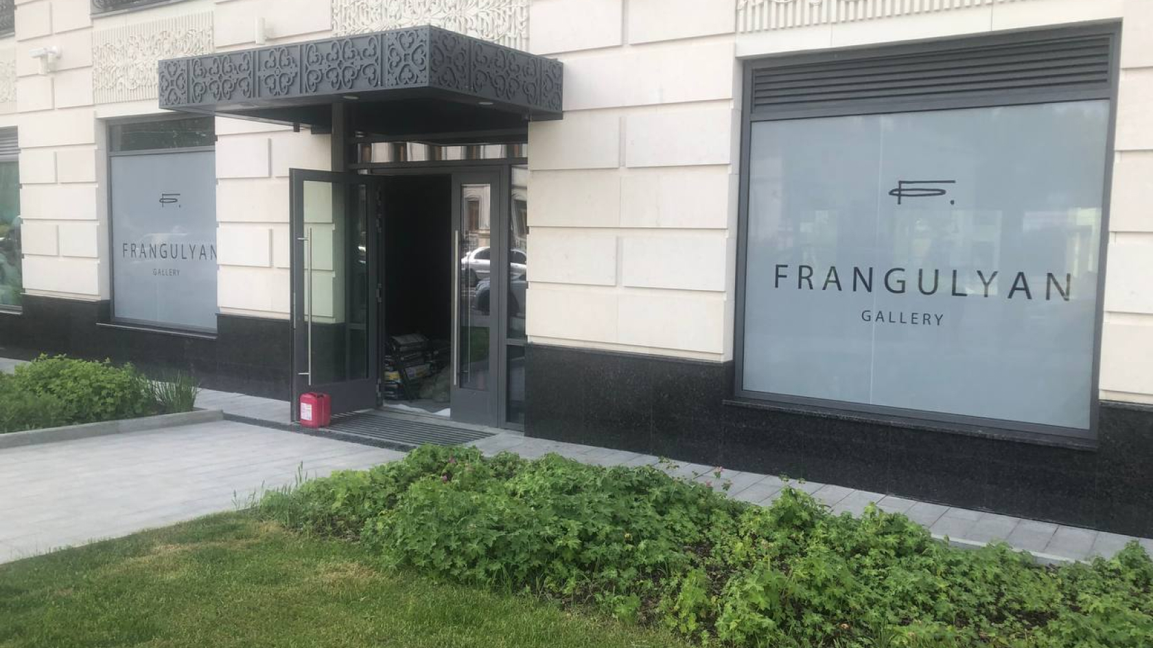 Брендирование и оклейка витрин пленкой с рекламной печатью