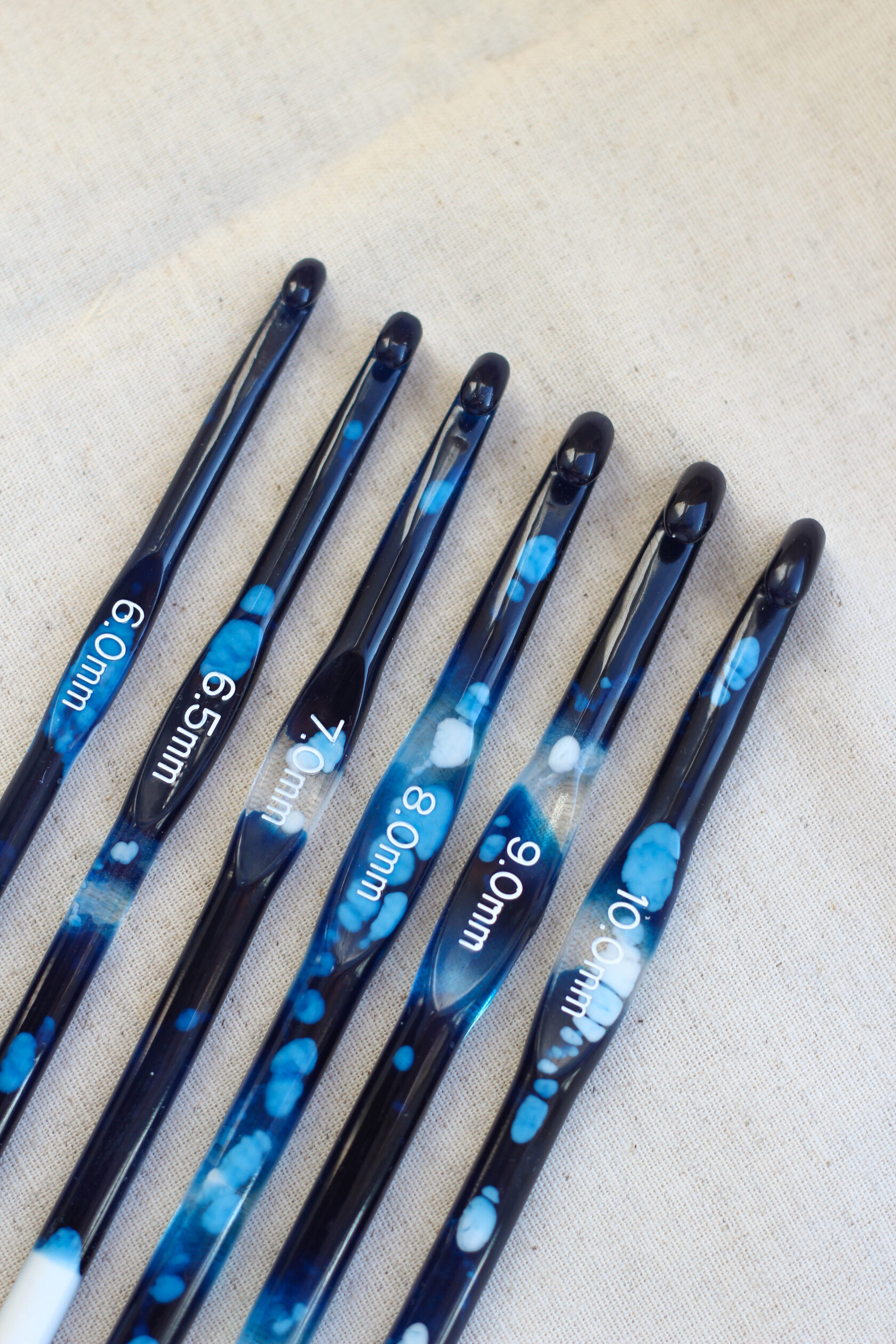 Крючки для вязания из эпоксидной смолы синие