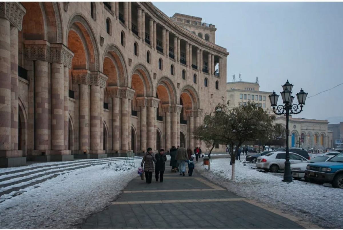 Погода в армянском. Армения Ереван зимой. Ереван 2022 зима. Площадь Республики Ереван зима. Северный проспект Ереван зимой.