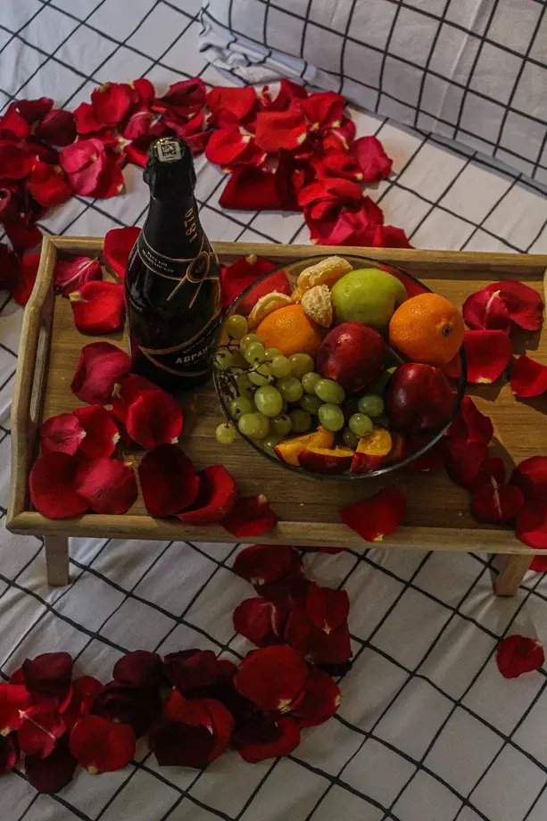 Романтическое украшение домика лепестками роз и свечами в глэмпинге Тишина — услуга для двоих с атмосферой романтики в лесу недалеко от Перми