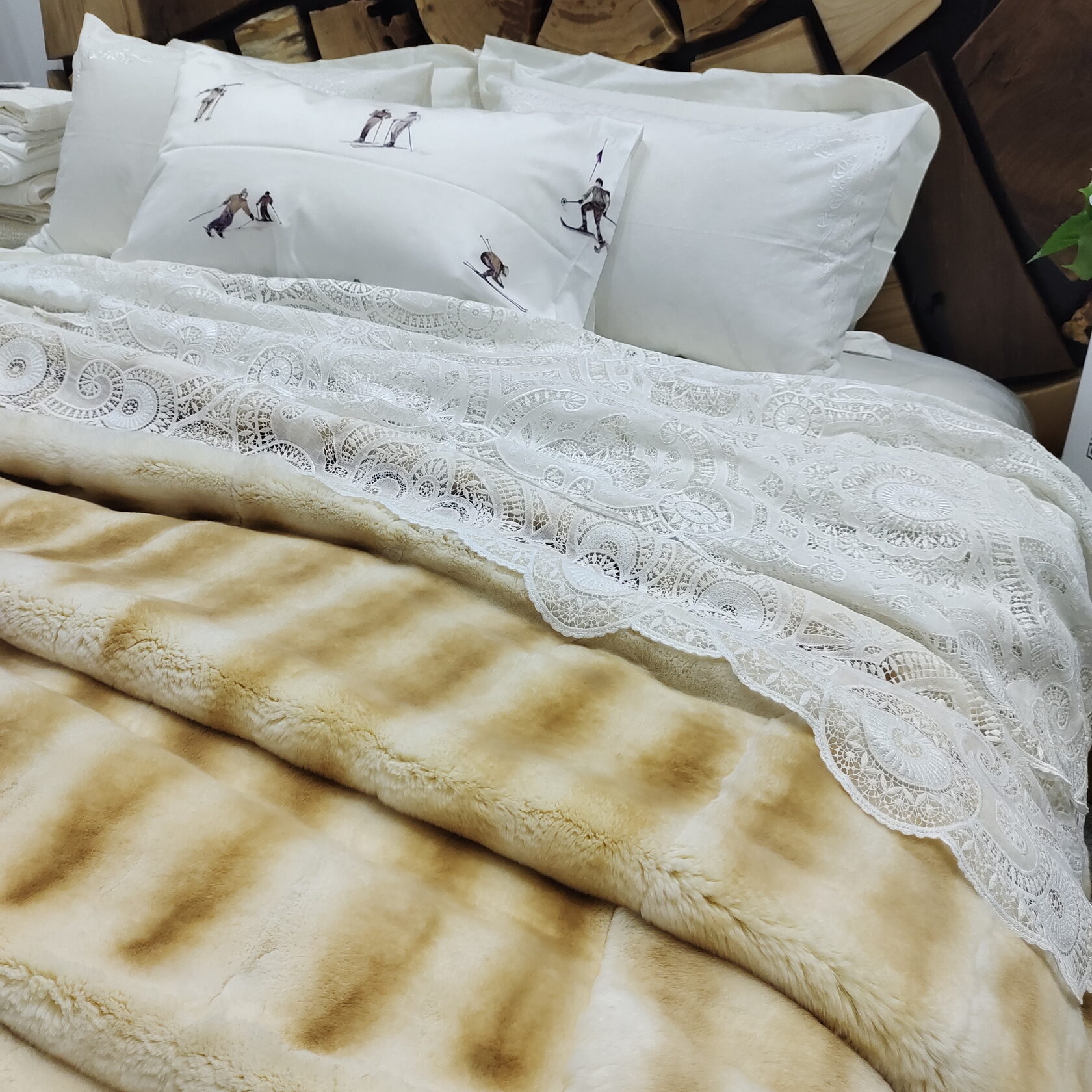 Покрывало Хрустальное Кадомский вениз, Россия. Размер: 210 х 200 см. Время вышивки: 20 месяцев (2 372 ч)