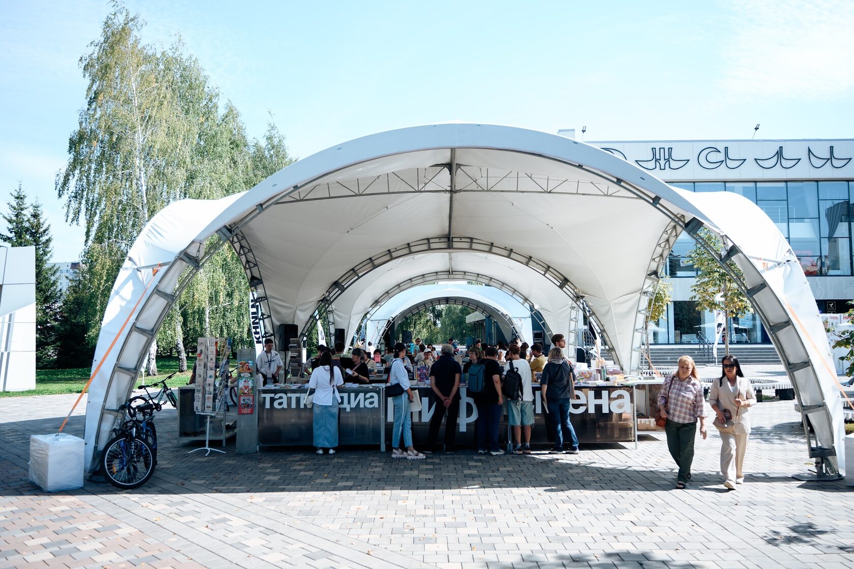 Арочный шатёр на городской набережной во время фестиваля