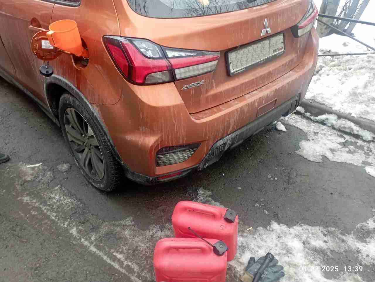 Доставка бензина к автомобилю Mitsubishi ASX на Омскую улицу в Примрском районе Санкт-Петербурга.