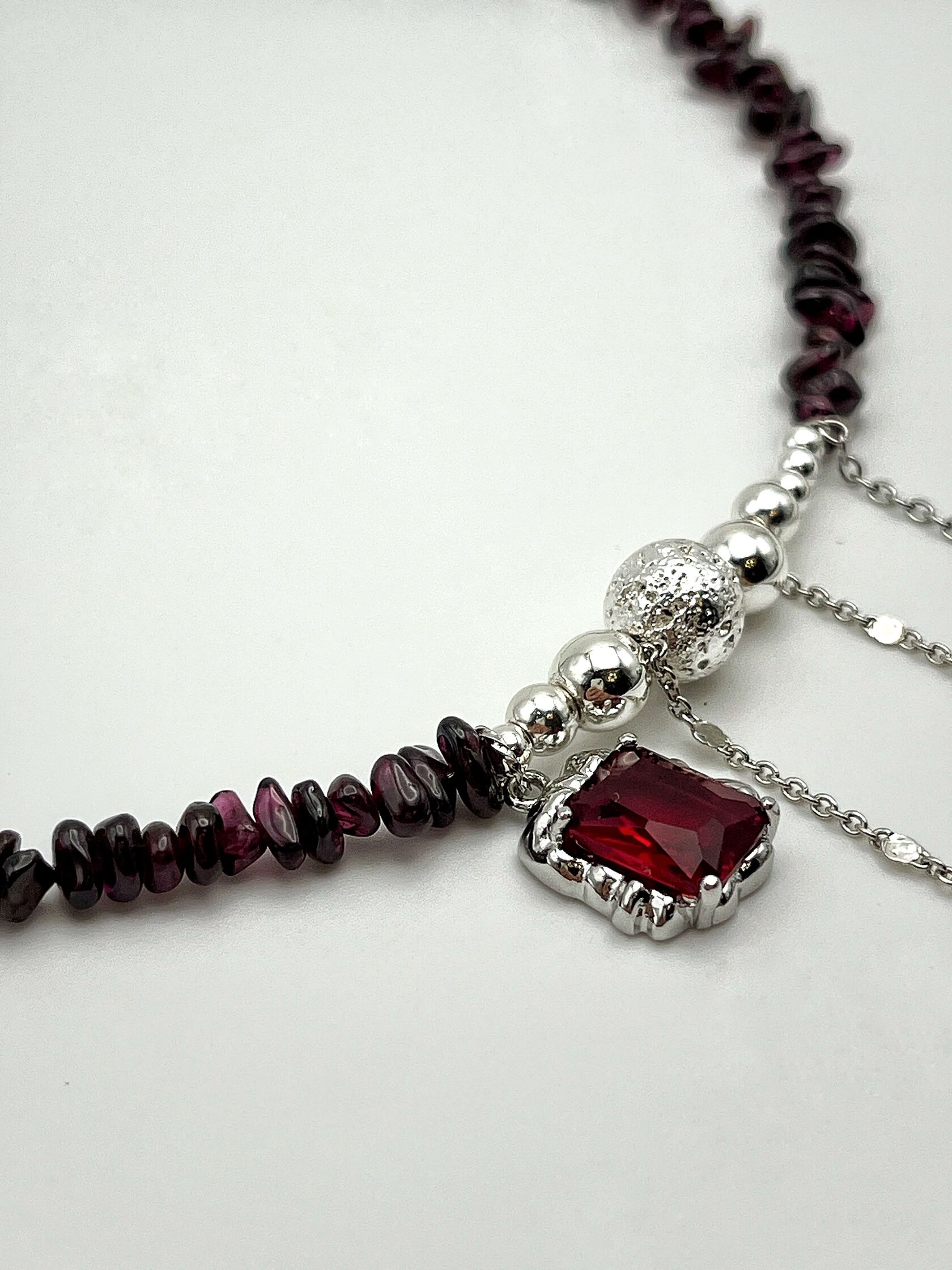 Чокер, колье, ожерелье, украшение ручной работы handmade с натуральными камнями: гранат, гематит, лава и красной подвеской. 