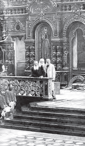 Рис. 6. В Вознесенском соборе накануне его освящения. А. А. Петров (слева), А. С. Каминский (справа)