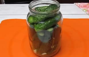 Приготовление маринованных огурцов на зиму по-болгарски: шаг 6