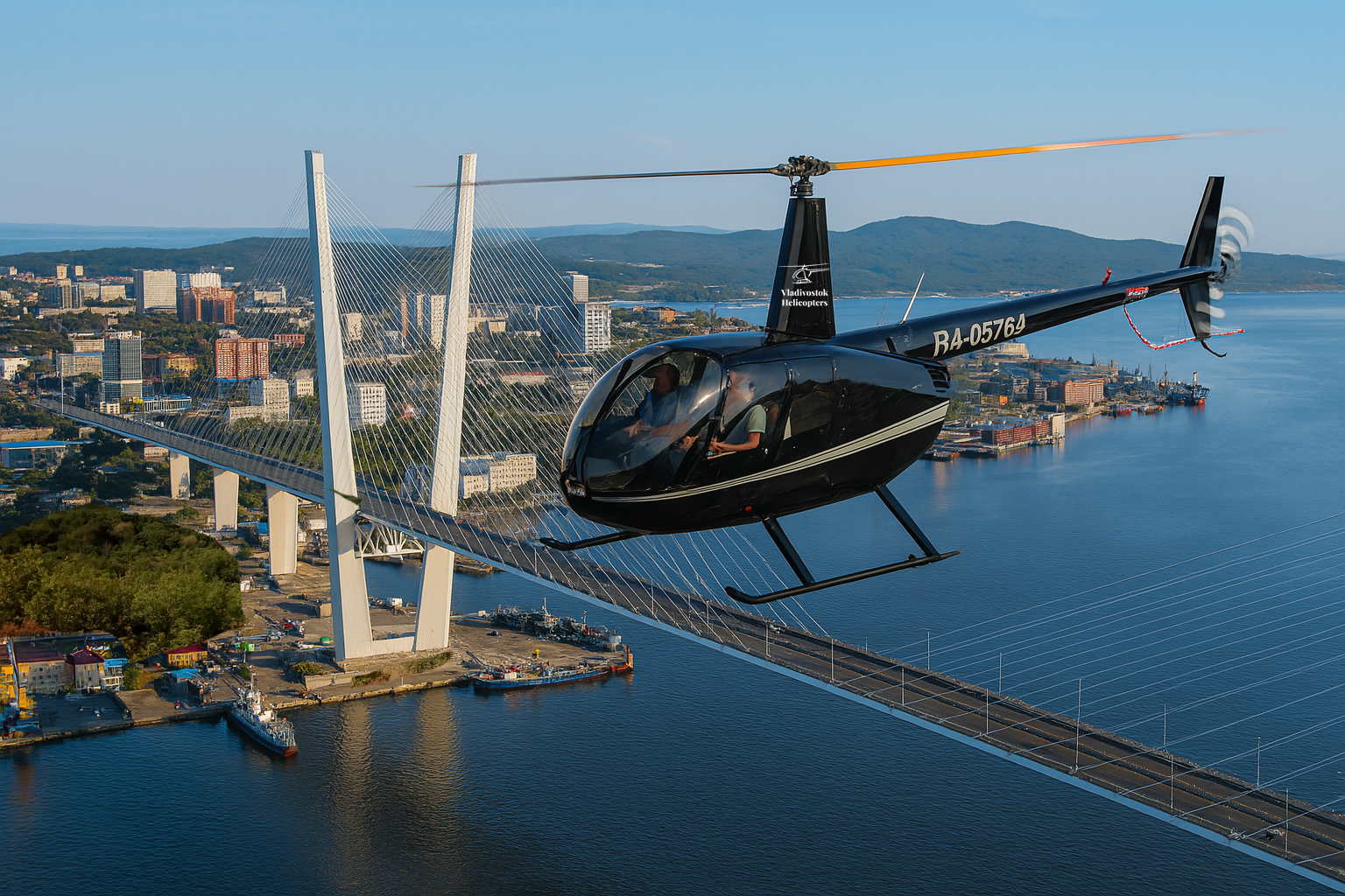 Полет на вертолете во Владивостоке. Вертолет на против Золотого моста