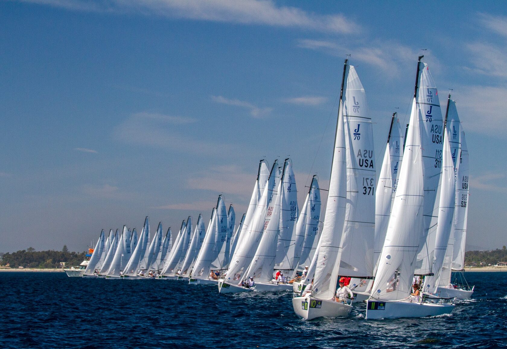 флот яхт класса J70 на регате