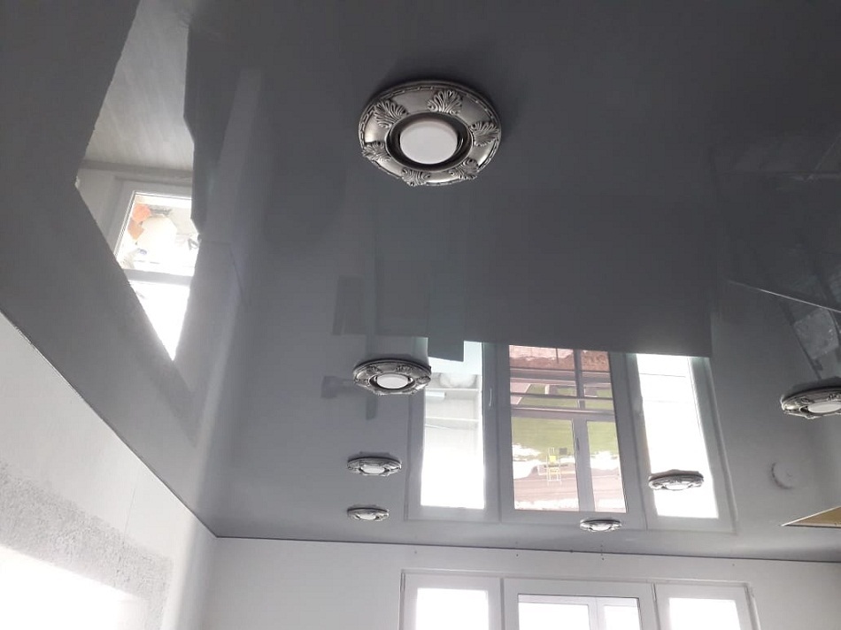 Натяжной потолок серый глянец фото