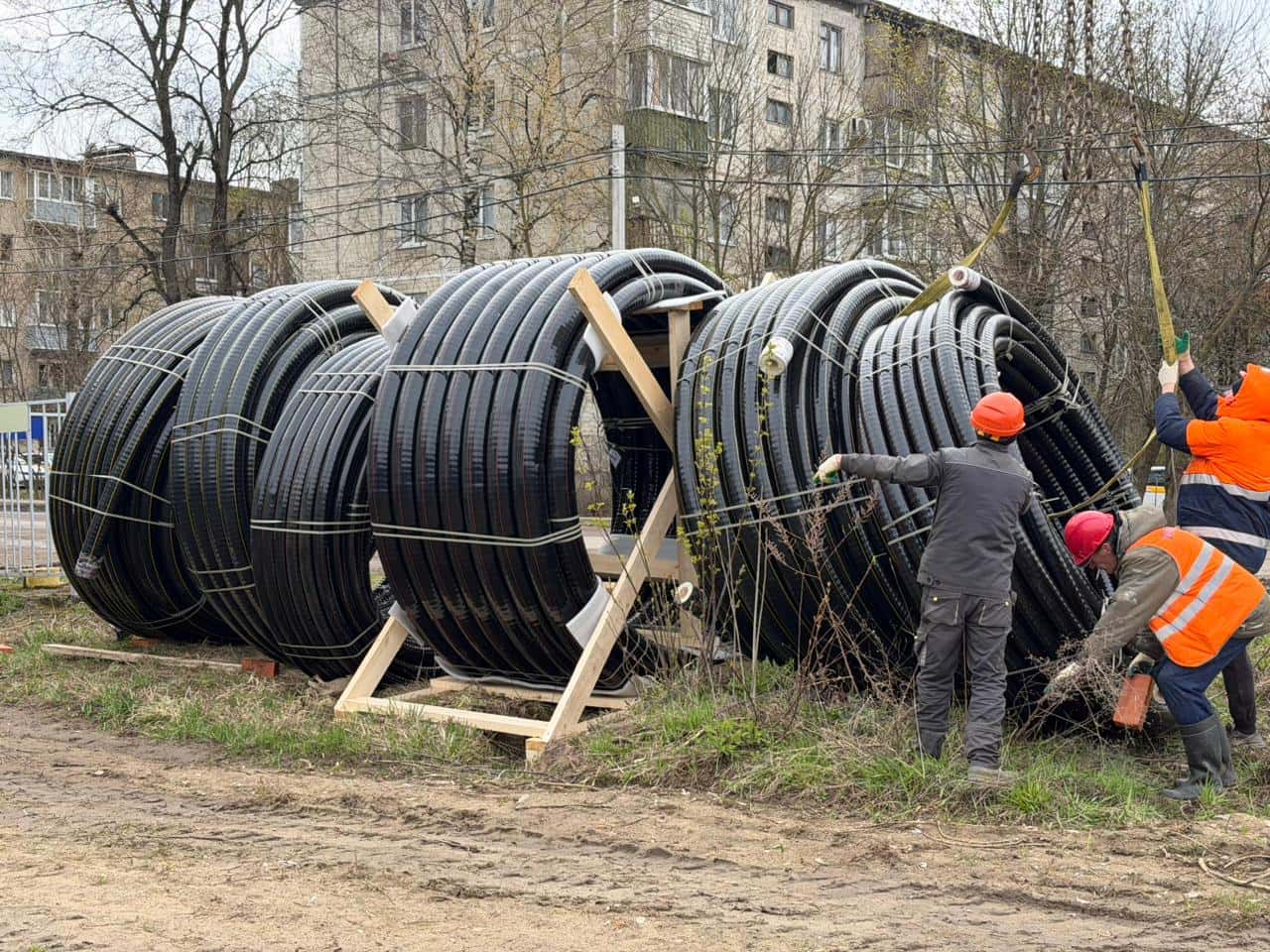 Разгрузка бухт армированных труб ИЗОКОМ для теплоснабжения и ГВС на объекте Московская область