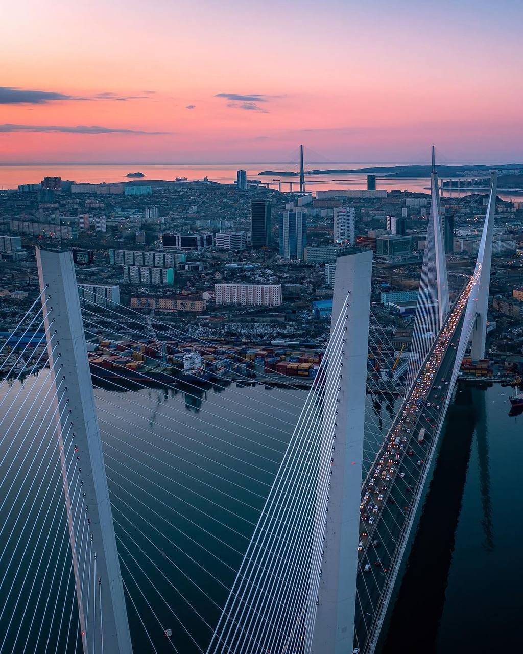 Панорамный вид на Владивосток из кабины вертолета в закатный час