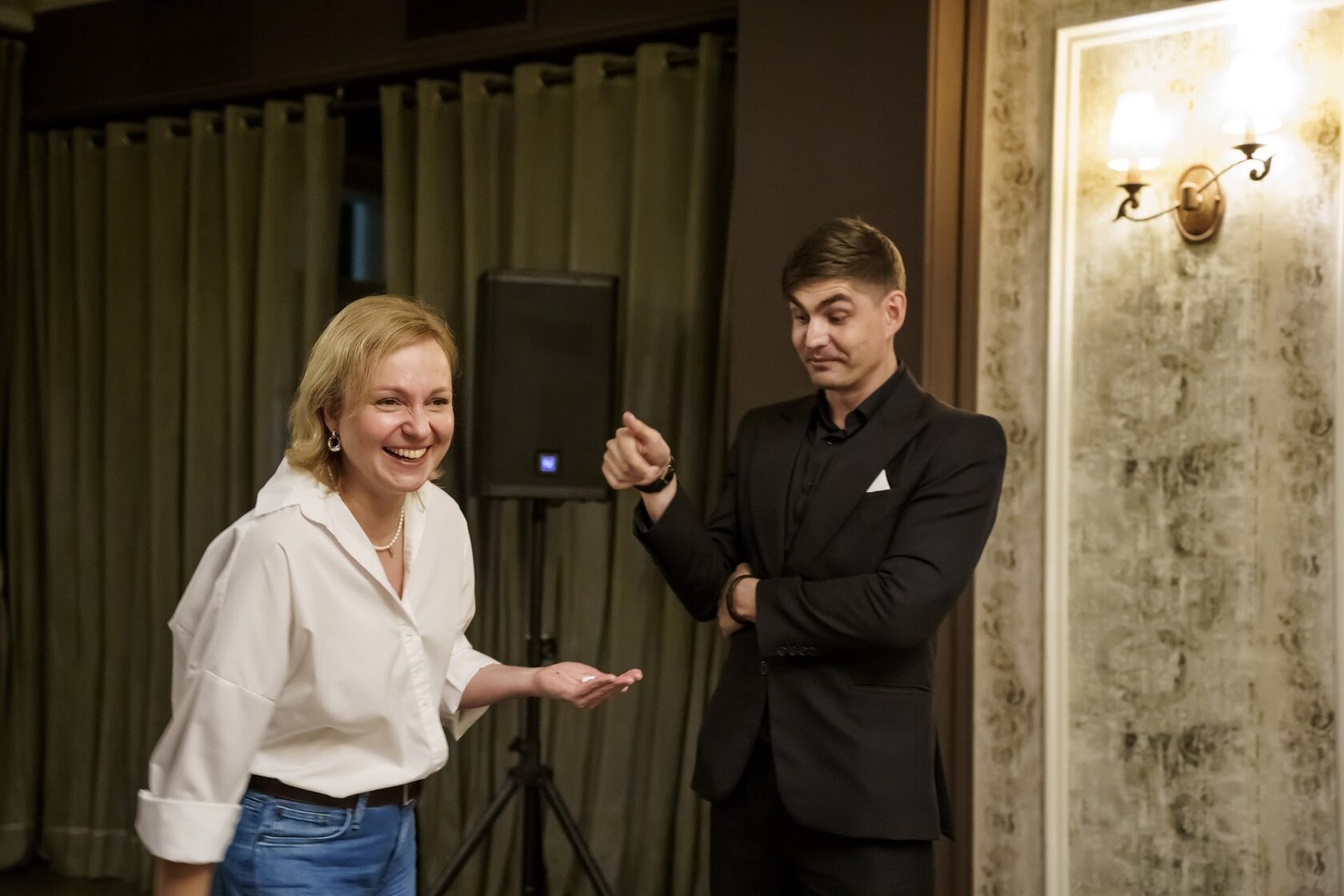Реакция гостьи на фокус иллюзиониста во время приватного ужина