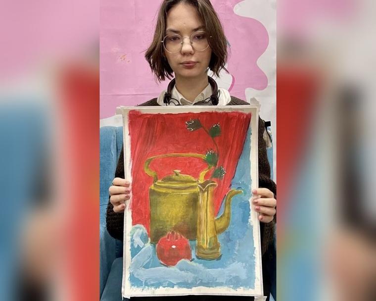 Ученица школы РИСКУЙ с живописной постановкой: чайник и гранат на красном фоне
