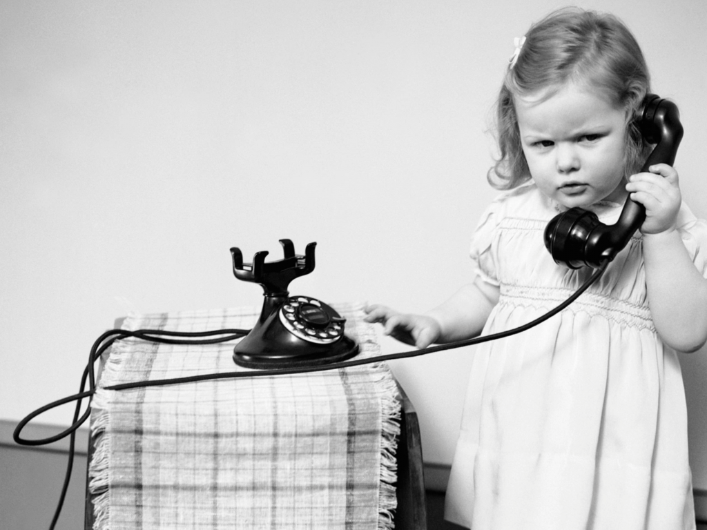 Картинки для девочек на телефон. Ребенок разговаривает по телефону. Разговаривает по телефону смешно. Фото для пранка разговор по телефону. Але скажи привет
