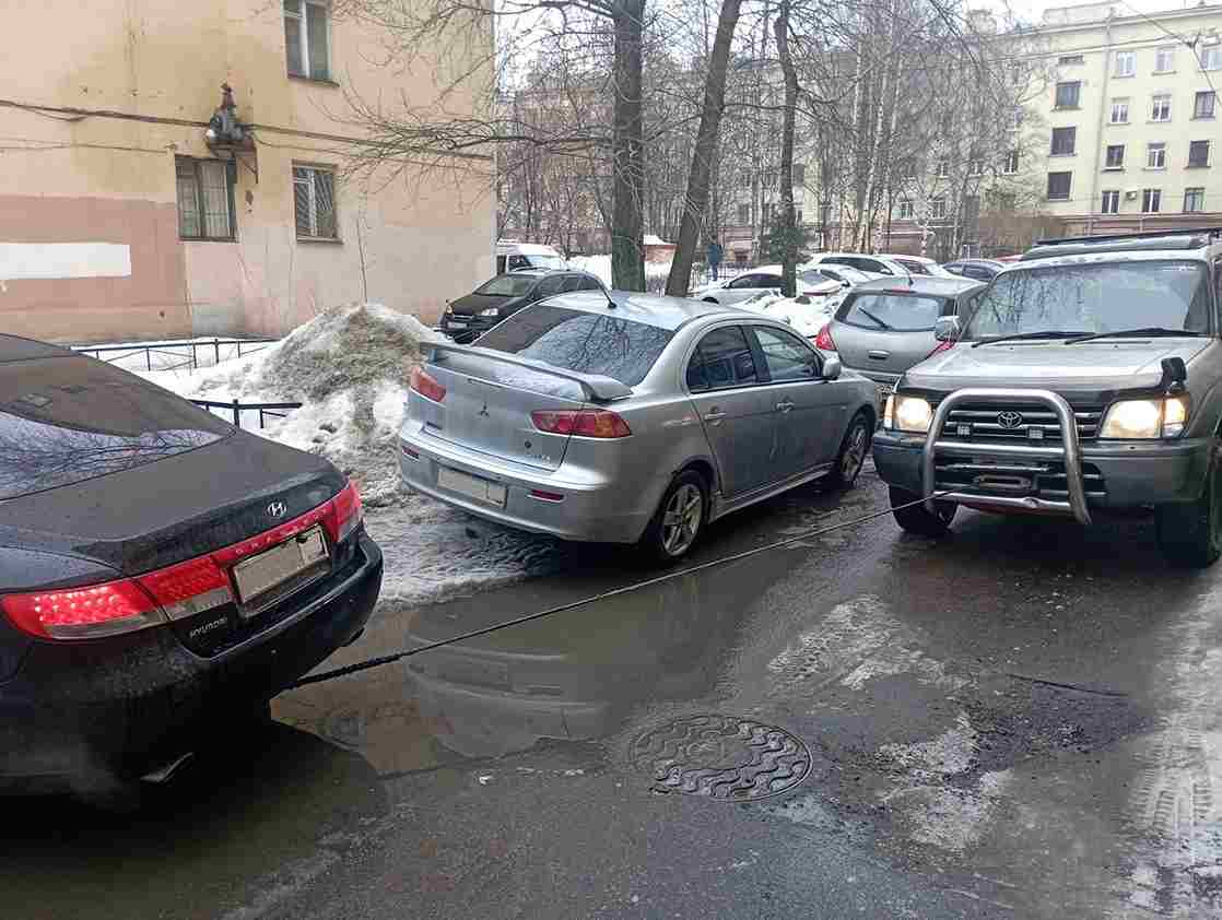 Внедорожная Эвакуация автомобиля Hyundai со льдины, на Лесном проспекте в Выборгском районе Санкт-Петербурга