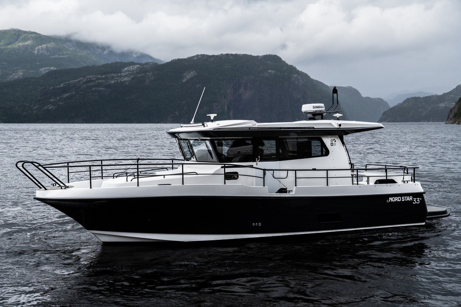 Nord Star 33+ общий вид корпуса на стоянке