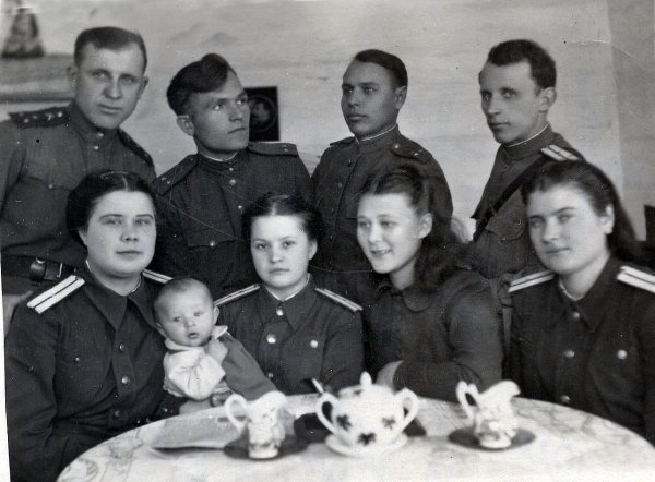 А еще на войне случалось главное в жизни чудо. У одной из женщин, медиков прифронтового госпиталя, родился сын. За праздничным чайным столом собрались сослуживцы и выздоравливающие пациенты. Если бы не мама в погонах, картинка почти мирного времени.