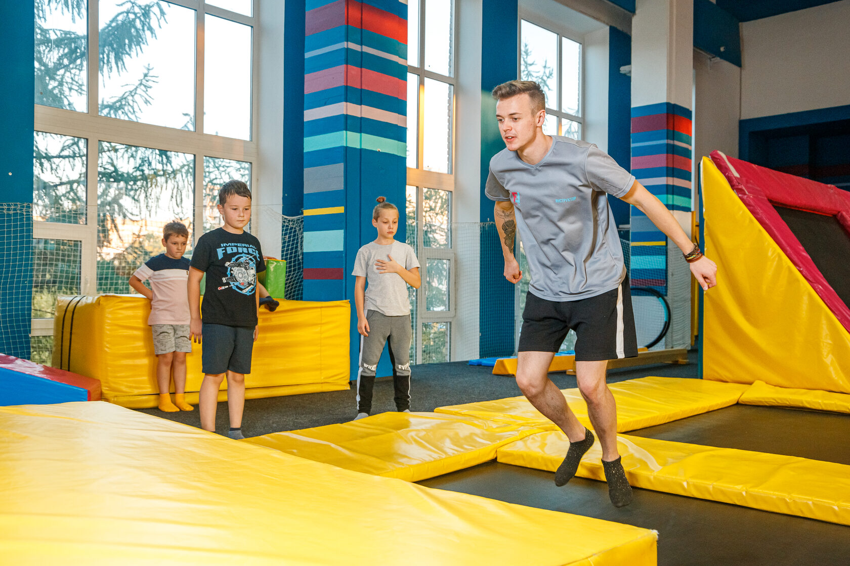 батуты в саянске. паркур занятия для детей. занятия по паркуру для детей. занятия паркуром для детей в спб. паркур для детей.