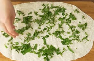 Приготовление рулета из лаваша с рыбными консервами: шаг 7