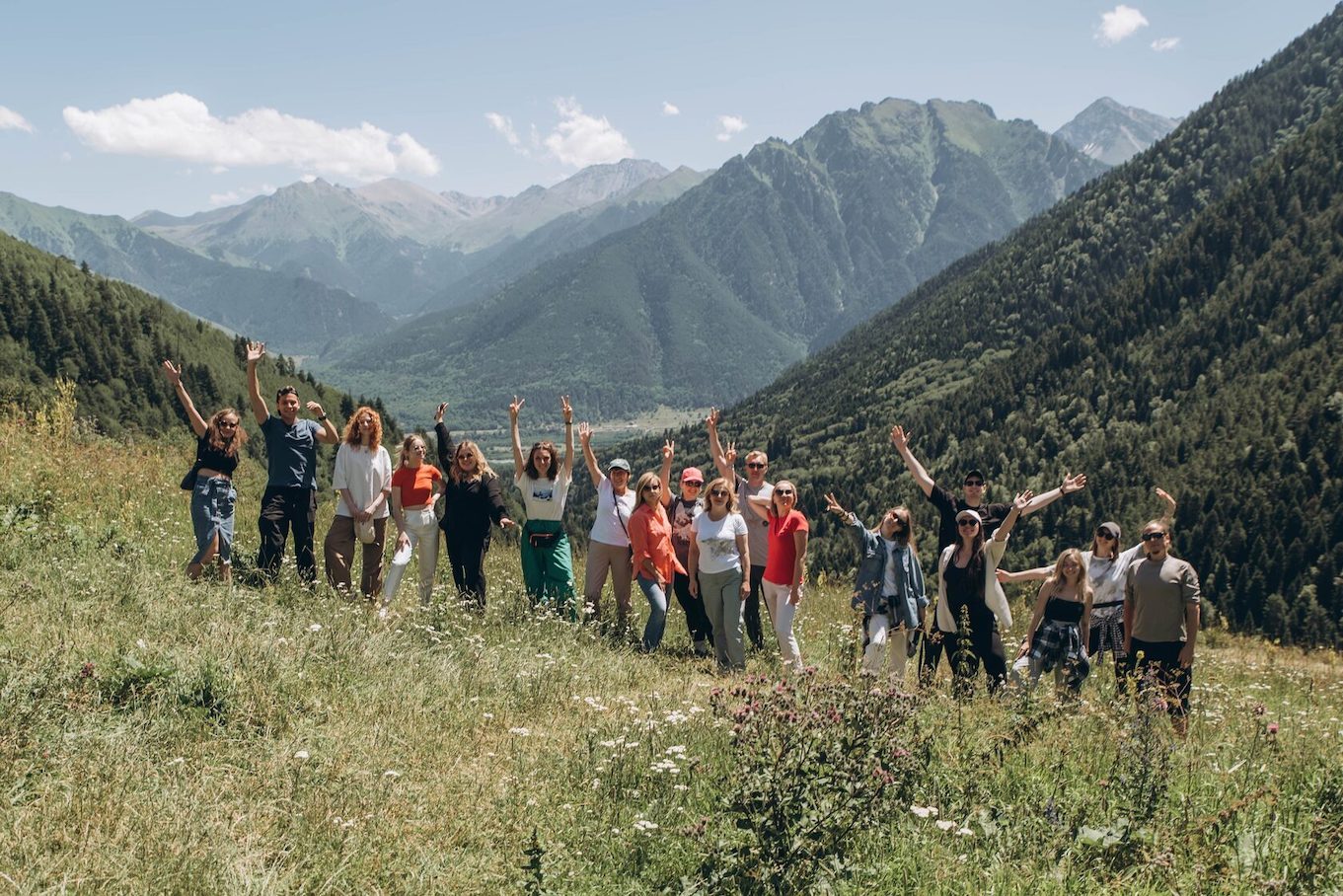 Группа туристов в авторском туре по Домбаю