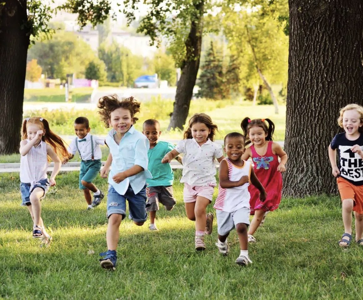 Здоровье детство. 1997 Дети лето. Summer City Camp for Kids. Running Happy children. Kids Running in Spring for Kids.