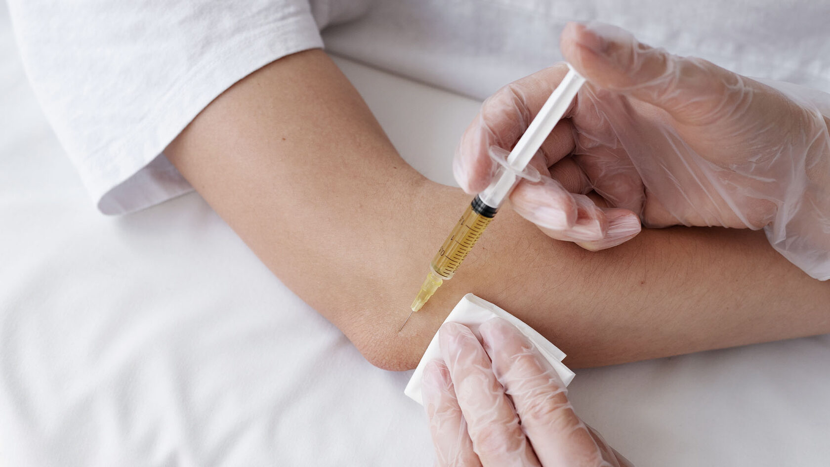 Like treatment. Like treatment. Pr лифтинг. Отслеживание активности мозга. Кремом на женской руке смайлик.