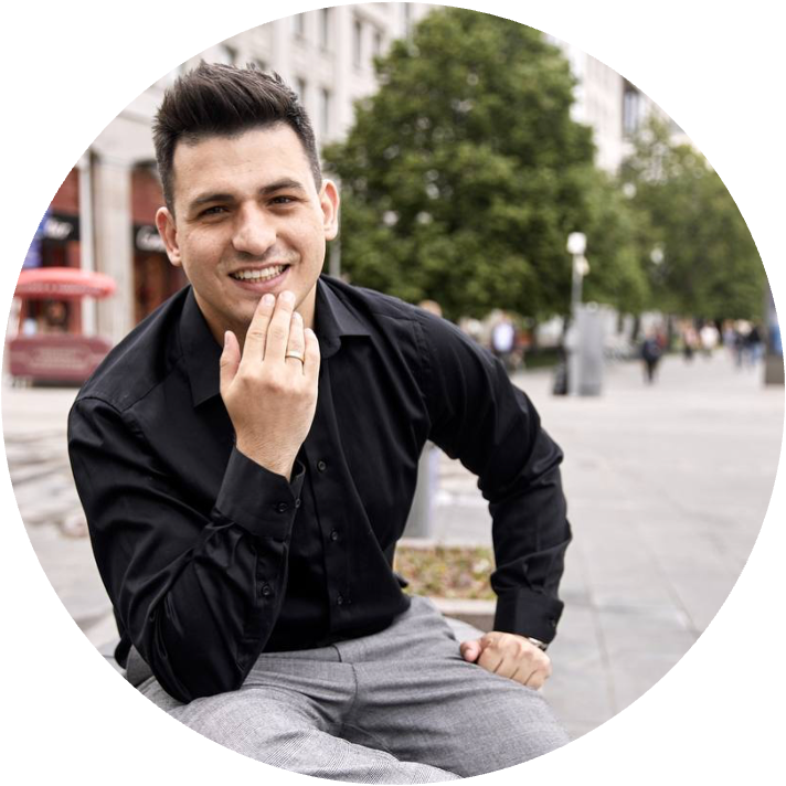 Ведущий Кирилл Фотиади