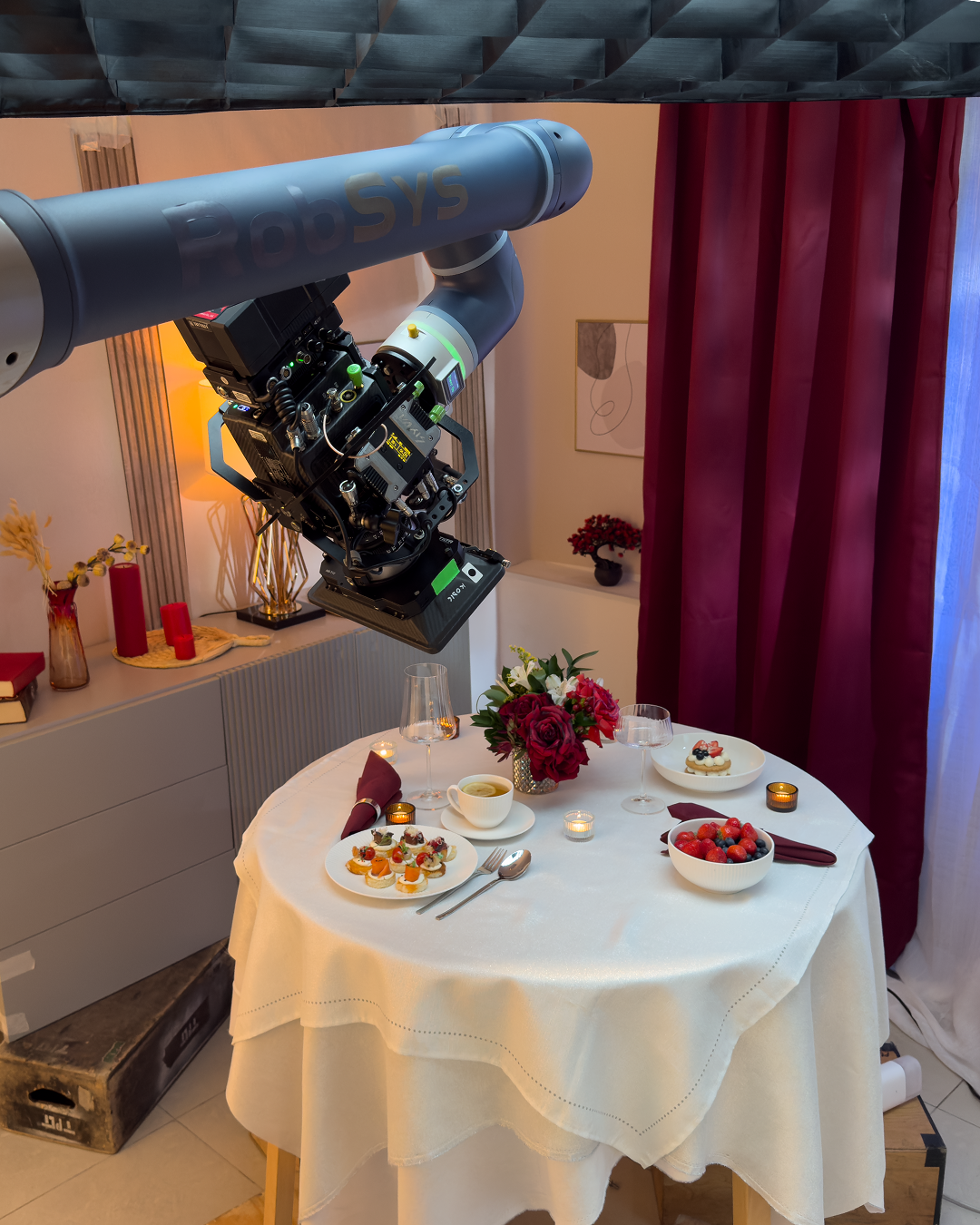 Кинокамера ARRI на фланце робота-манипулятора крупным планом