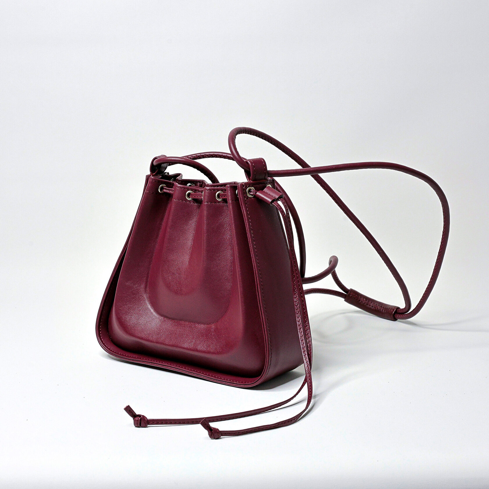 дизайнерская сумка Drift mini архитектурной формы бордового цвета из натуральной кожи премиум качества