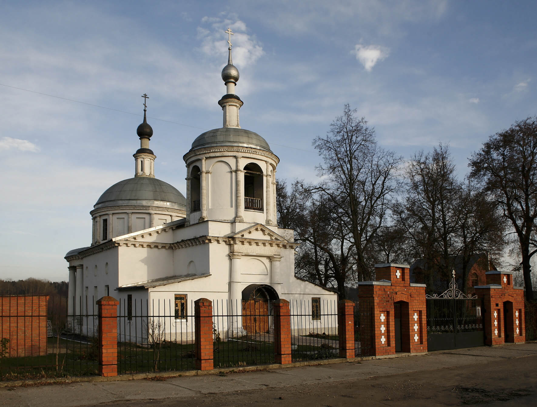 Константиново храм. Храм Успения Пресвятой Богородицы (с. Константиново). Храм Константиново Воскресенск. Троицкая Церковь Константиново Воскресенский район. Село Константиново Воскресенский район Троицкая Церковь.