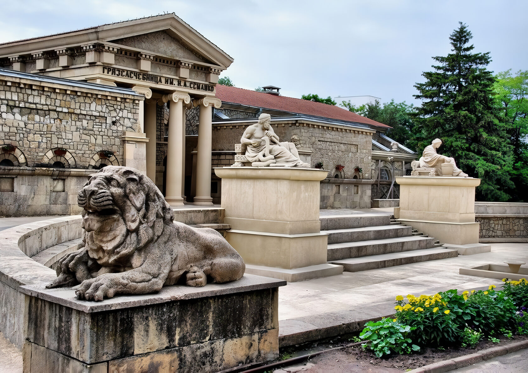 Вид на главный вход Ессентукской грязелечебницы им. Н.А. Семашко с колоннами и скульптурами