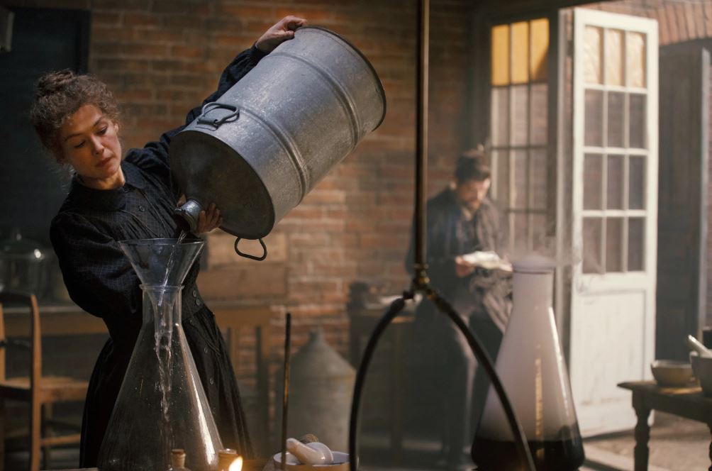 Кадр из фильма о Марии Склодовской-Кюри 2019 года  