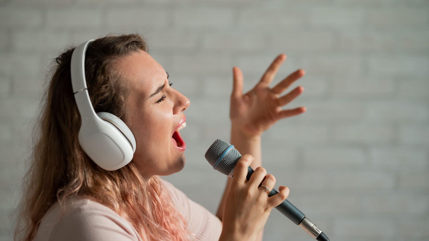 взрослая девушка поёт