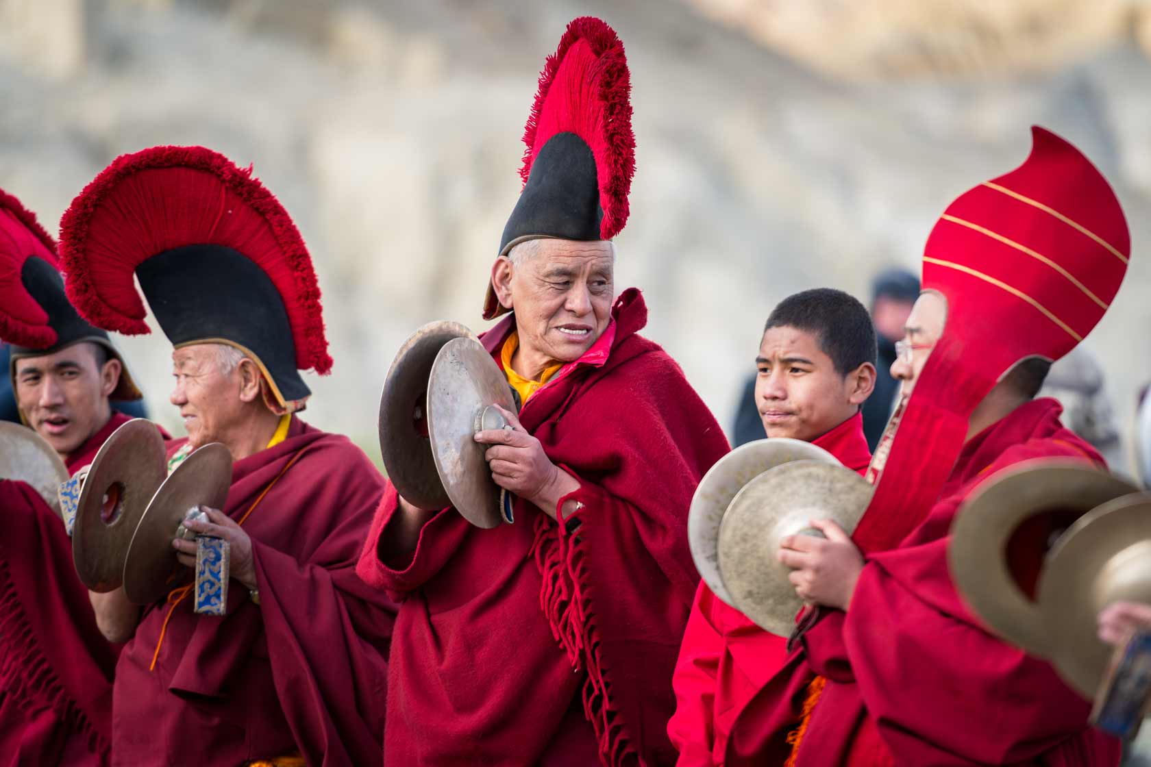 Монахи монастыря Чёде в Ло-Мантанге во время коллективной ритуальной практики с ритуальными инструментами