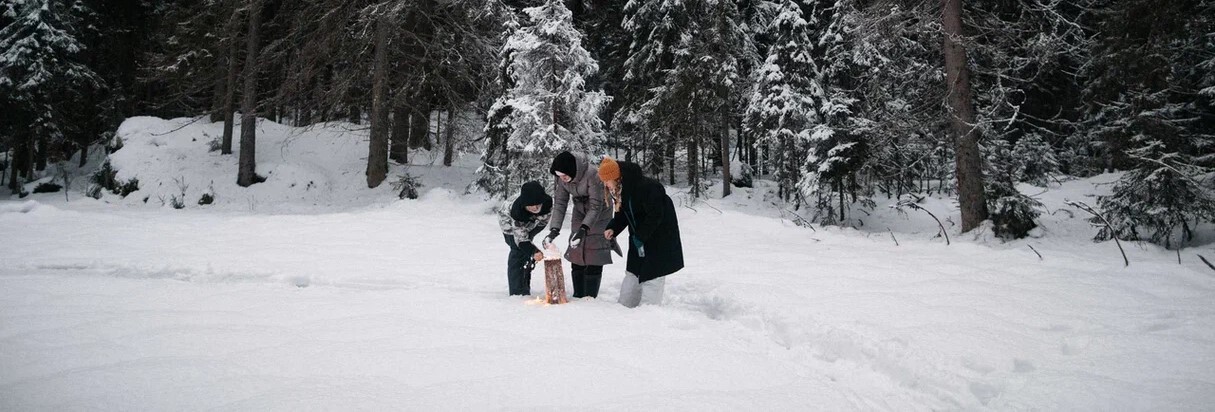 Туристы на скале Хауккариутта на острове Хавус, вид на зимние Ладожские шхеры