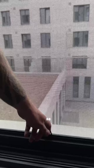 Кадр из видео: Москитная сетка: как сделать аккуратно