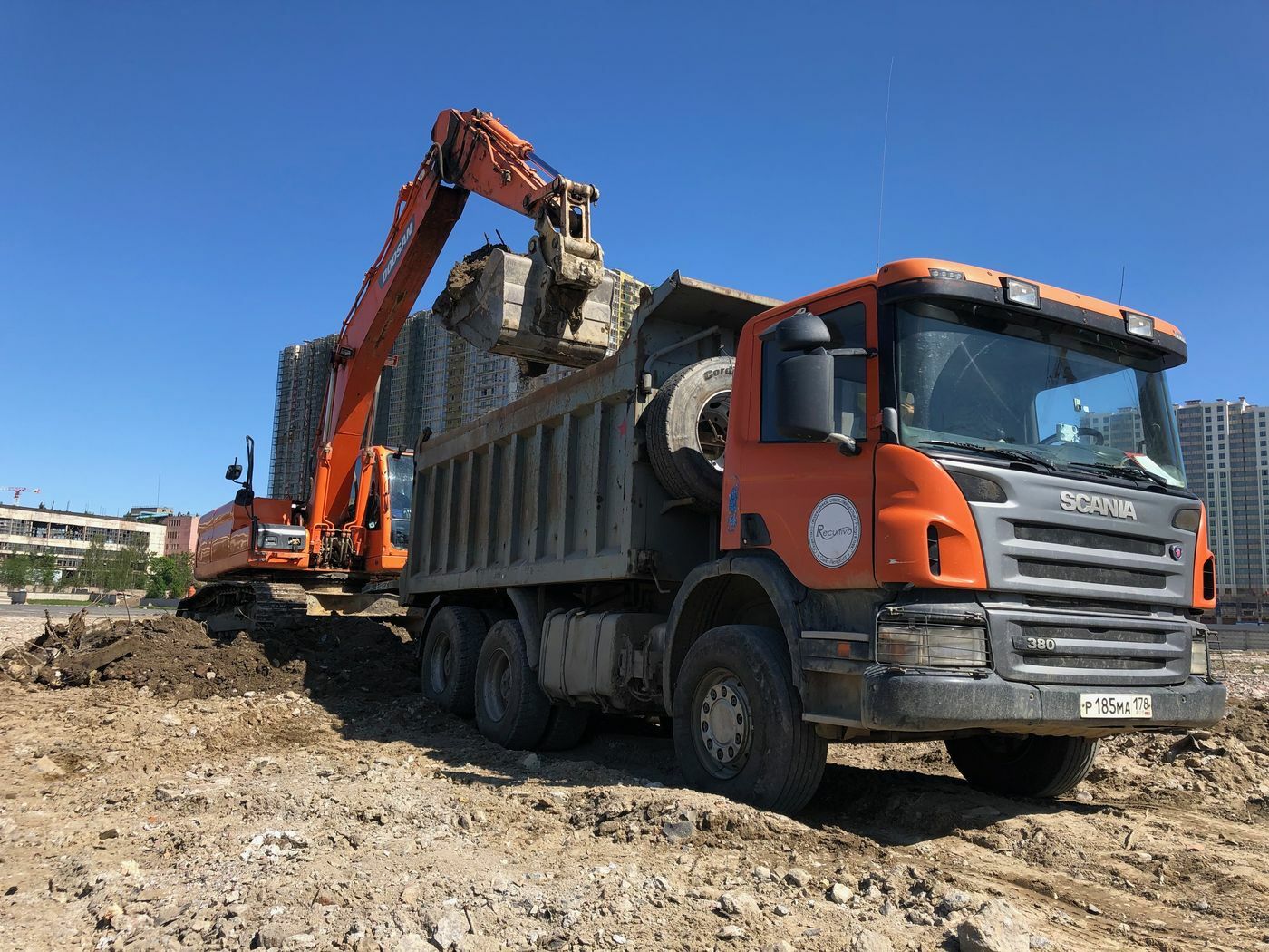 Вывоз грунта. Вывоз грунта КАМАЗ. Погрузка грунта. Погрузка грунта в автосамосвалы. Вывоз грунта с погрузкой.