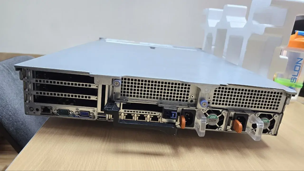 Задняя панель сервера Dell PowerEdge R740