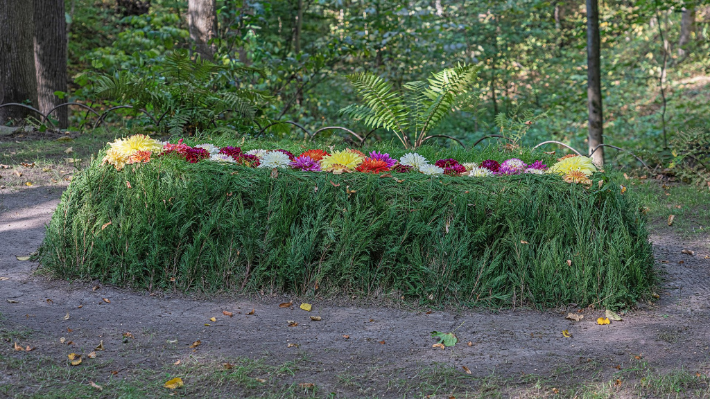 Tula_YasnayaPolyana_asv2019-09_img12_LNTolstoy_grave.jpg