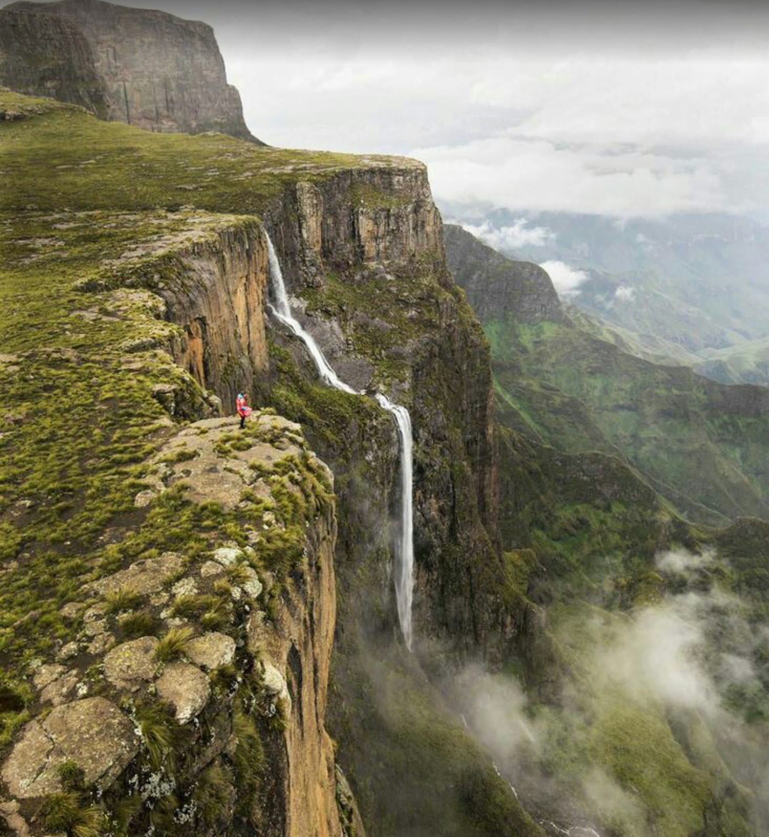 Водопады по высоте в мире. Водопад Тугела ЮАР. Драконовы горы водопад Тугела. Дракенсберг ЮАР водопад. Драконовы горы ЮАР.
