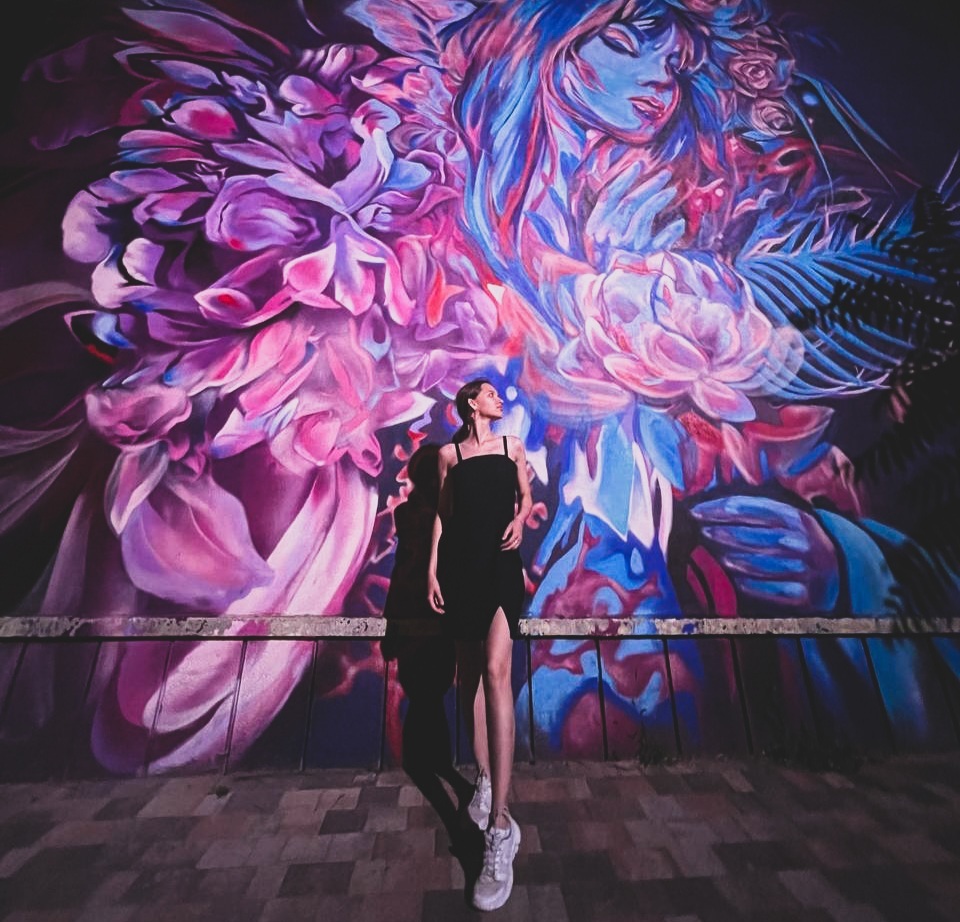 девушка на фоне граффити